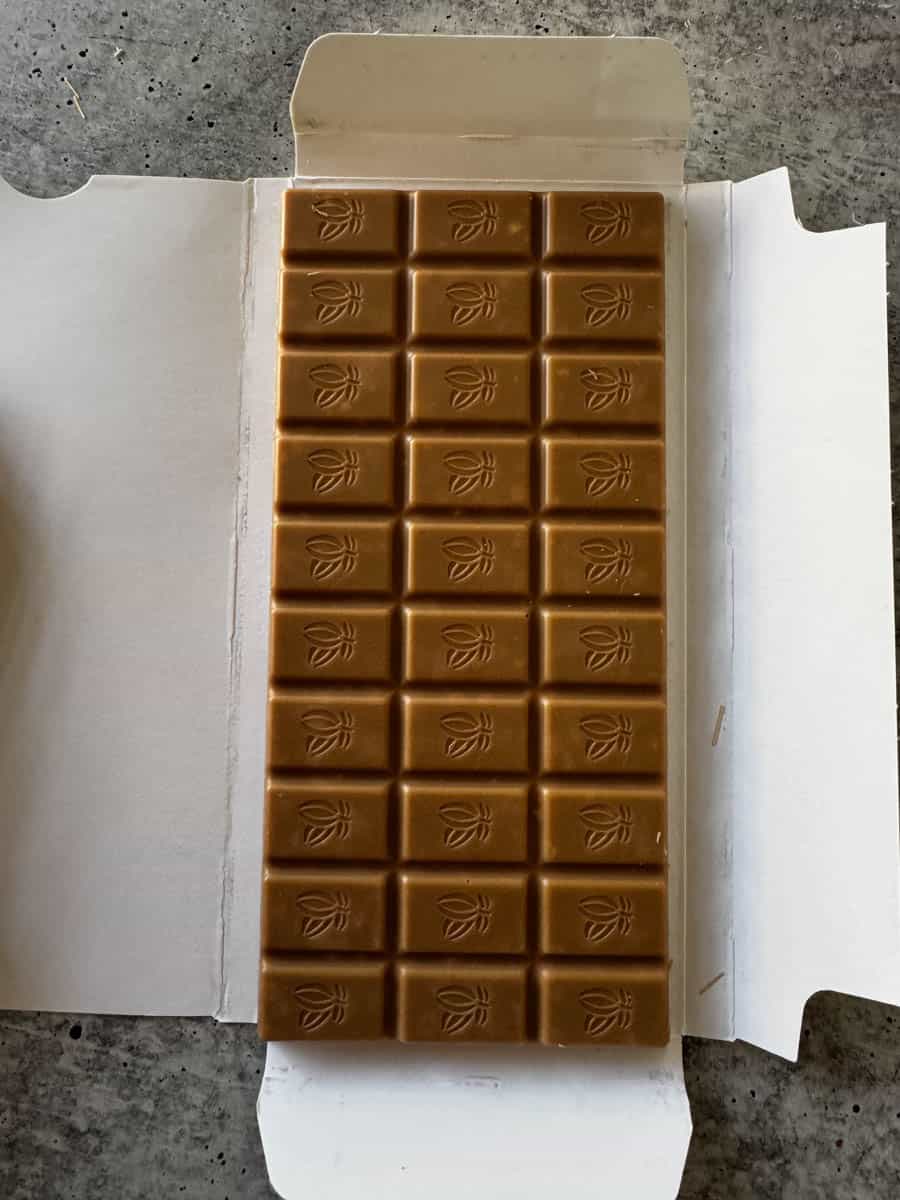 blonde bar with crumbled cookies